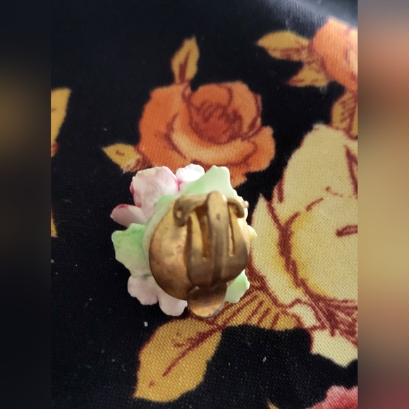 4/$20 🌟Lot of clip-on earrings mismatched. - Picture 10 of 15